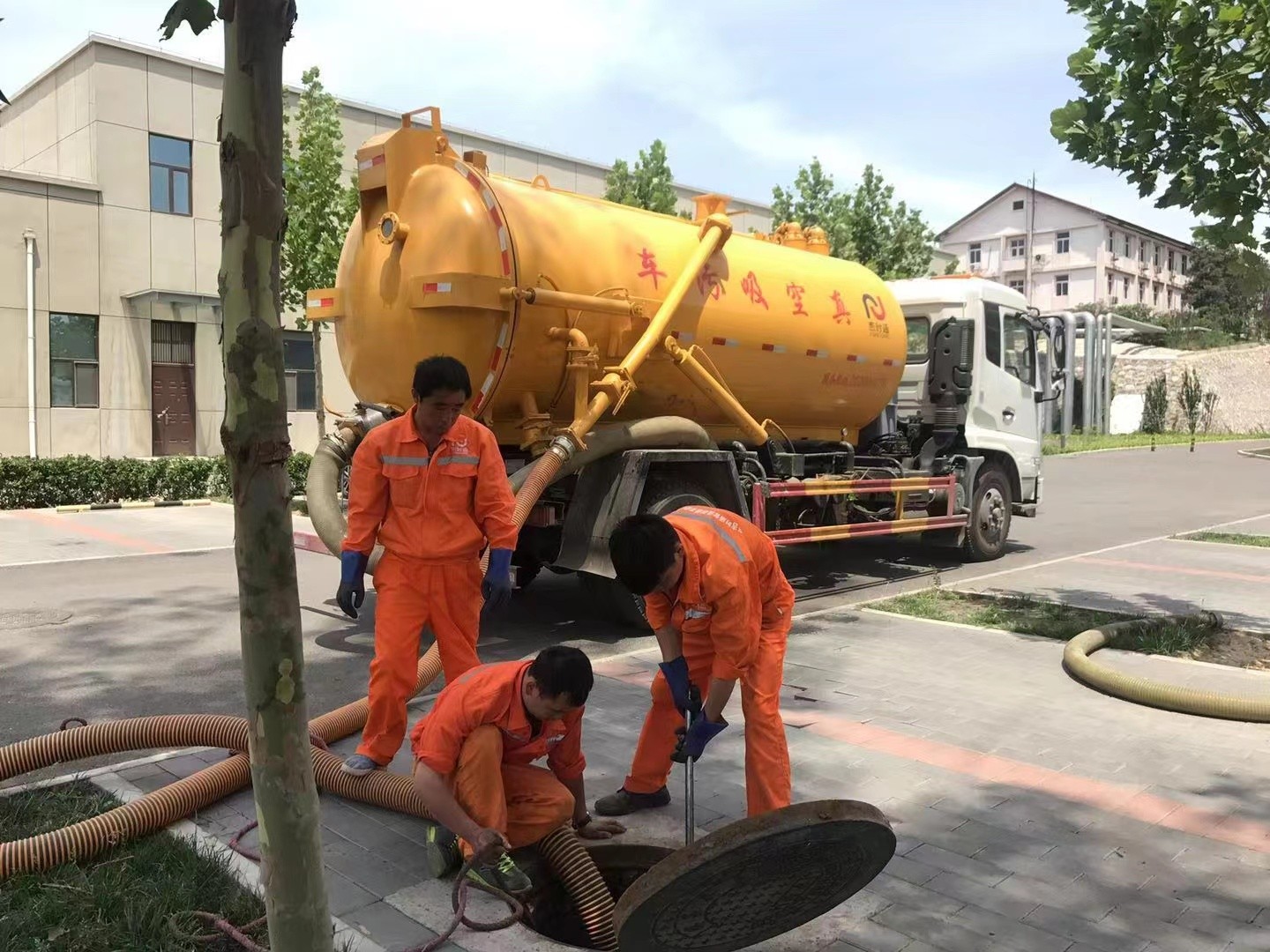 鹿邑管道疏通车停在窨井附近