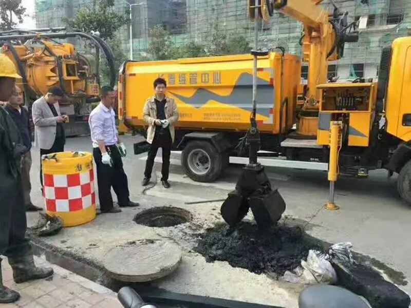 鹿邑街道：网格员化身“清道夫”，为民解忧疏通“堵心”化粪池
