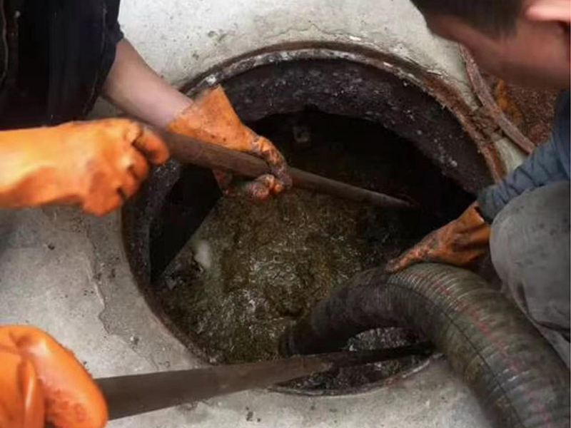 鹿邑清理化粪池时如何避免沼气的危害？